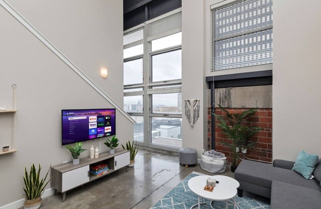 Modern Oasis: 2-Story Loft, 2bd/2bth Downtown