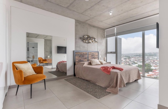 Modern Oasis iFreses, 18th floor! AC, TV and Pool