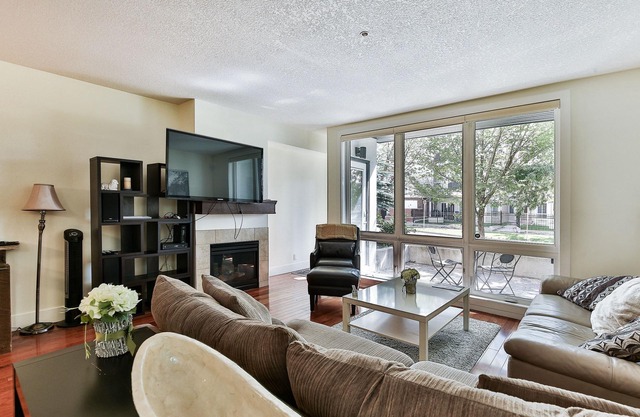 Modern open concept, close to DT and Free UG Parking. Discounted Monthly Rate.