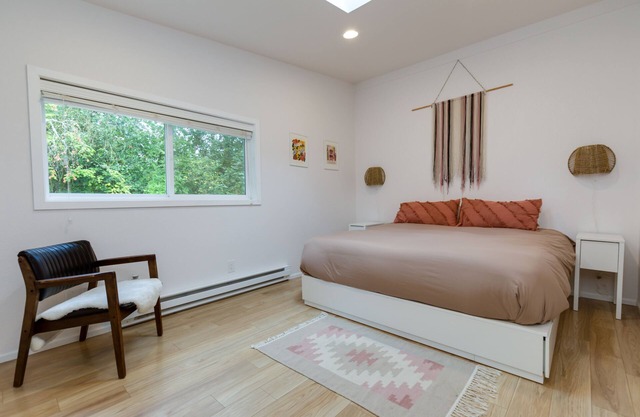Modern, pet friendly1/3 acre home just 25 minutes to downtown Portland