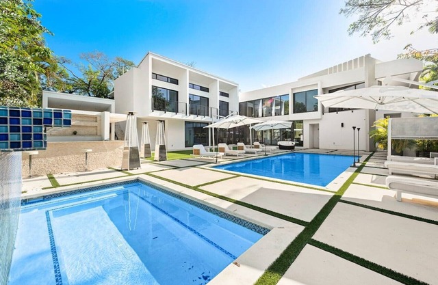 Modern Pool Oasis 5BR/7BTH Villa