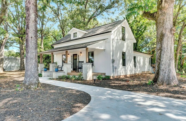 Modern Remodeled Farmhouse - Great Location