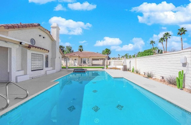 Modern Renovated 2-Bedroom w/Pool