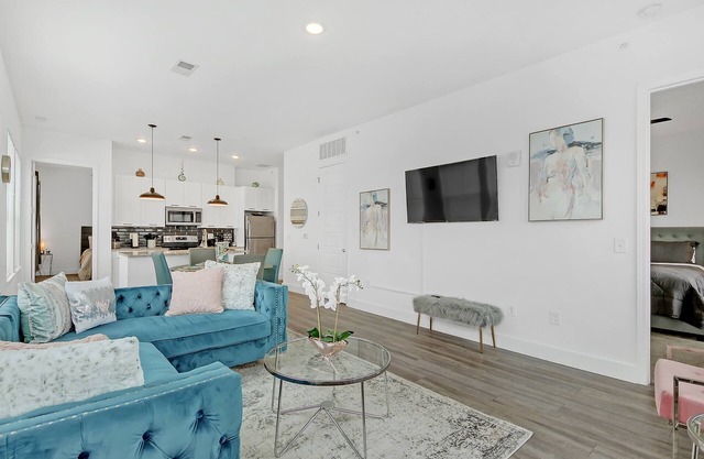 Modern Retreat nCharming 2-bedroom apart in the heart of Atlanta. LOCATION!