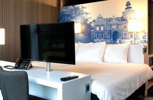 Modern Retreat with Free EV Charging, and On-Site Restaurant Near Autotron