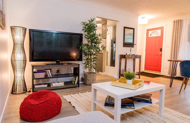 Modern/Retro Cozy Home in the Minnow Lake area