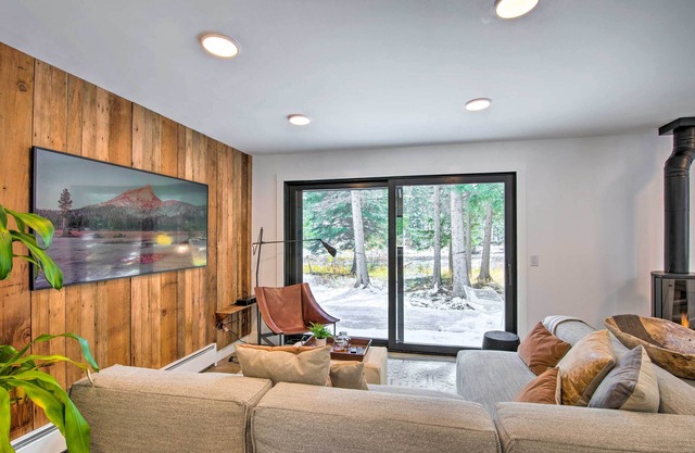 Modern Riverfront Home: 6 Mi to Big Sky Town!