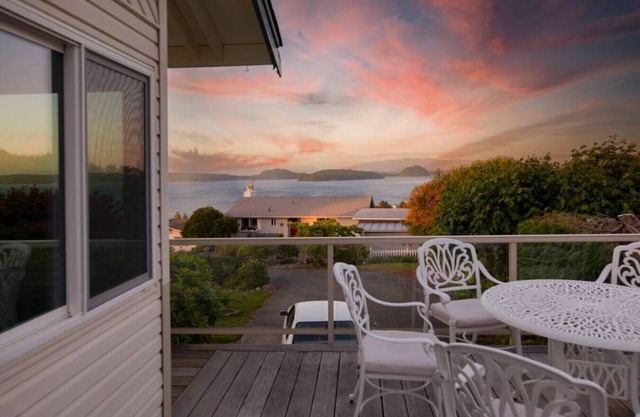Modern Rustic 2B2B with Ocean&Mountain Views &BBQ