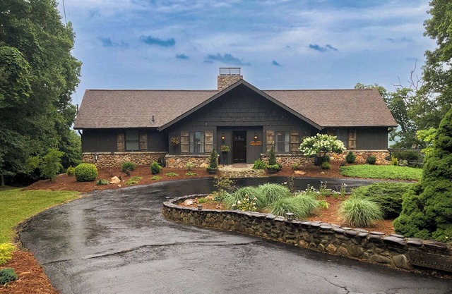 Modern rustic home with spectacular mountain views and sunsets!