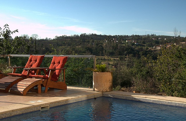 Modern self-catering apartment with pool, garden & mountain view, sleep up to 3