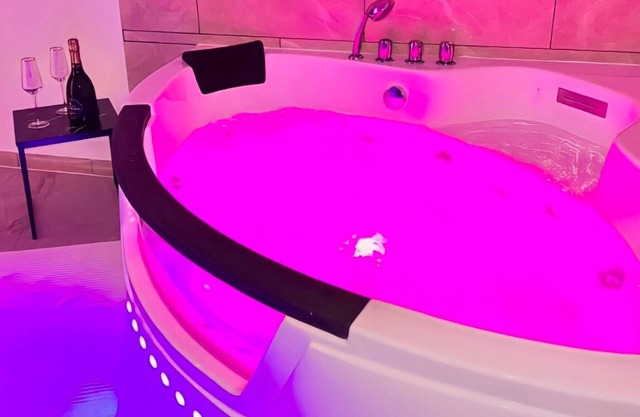 Modern Spa - Cozy & Chic Jacuzzi/Hyper center 🌹