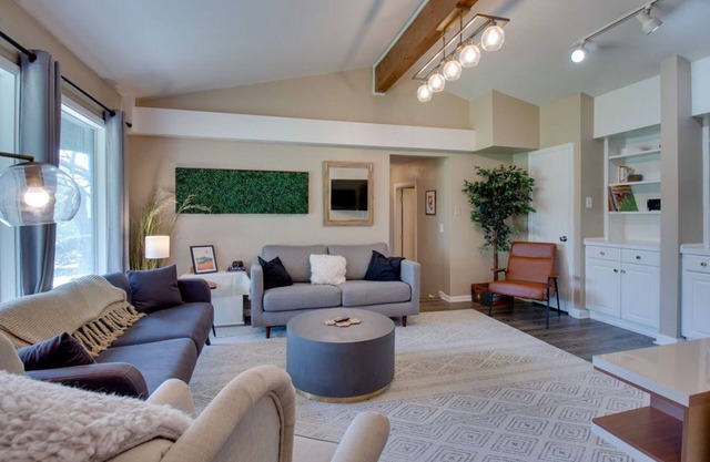 Modern spacious 2-BR apartment/just minutes from downtown!