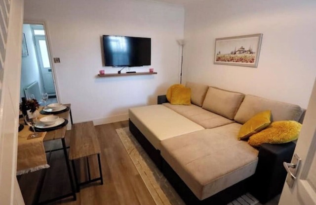 Modern, Spacious 3 Bedroom home Watford Junction