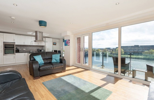 Modern, spacious 3-bedroom apartment in the heart of Glasgow's city centre. Sleeps 7.