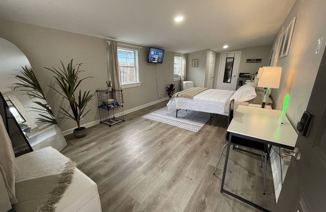 Modern Spacious Suite in Central SA/10 min to Downtown! RiverWalk! The Alamo!