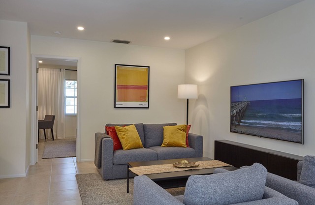 Modern & Spacious Luxury Apartment – Steps to the Beach