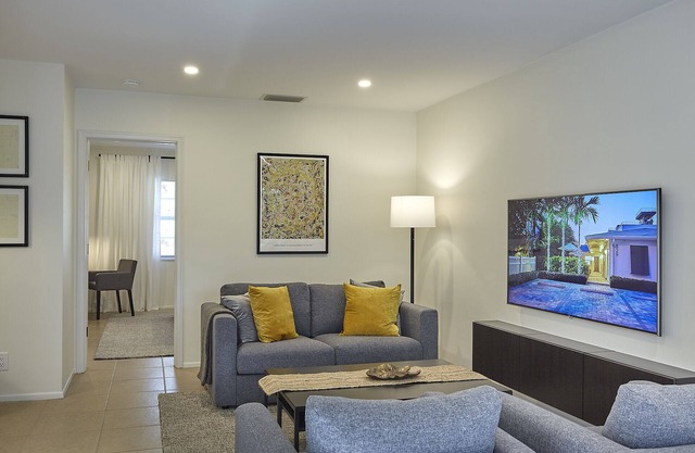 Modern & Spacious Luxury Apartment – Steps to the Beach