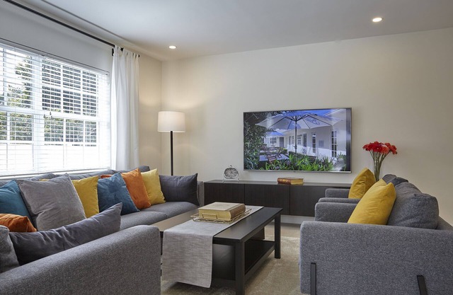 Modern & Spacious Luxury Apartment – Steps to the Beach