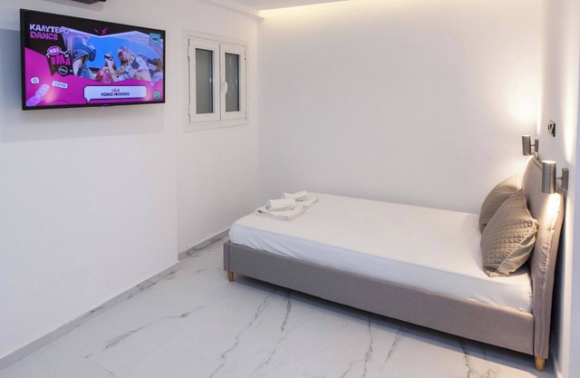 Modern Studio by ASOE with Relaxing Bathtub
