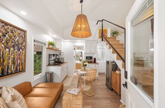 Modern Sunset cottage in Tulsa walk to gathering place downtown and Utica square