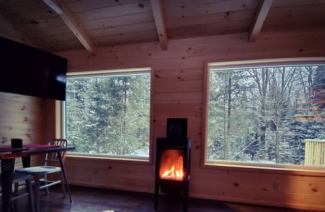 Modern Tiny Home Cabin Deux w./ Hot Tub next to Titus Mtn Ski & Malone