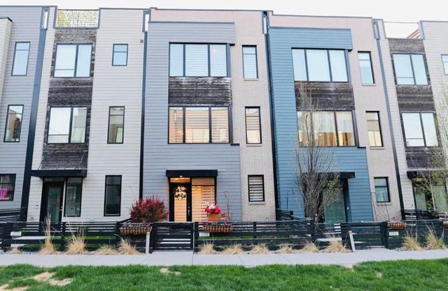 Modern Townhome Near Downtown walk to CWS!