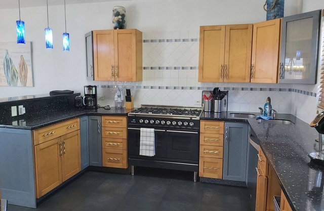 Modern Townhouse Located Near To City, Public Transport, Restaurants And Beaches