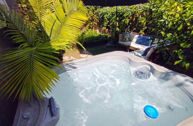 Modern Tropical Studio with PRIVATE Jacuzzi