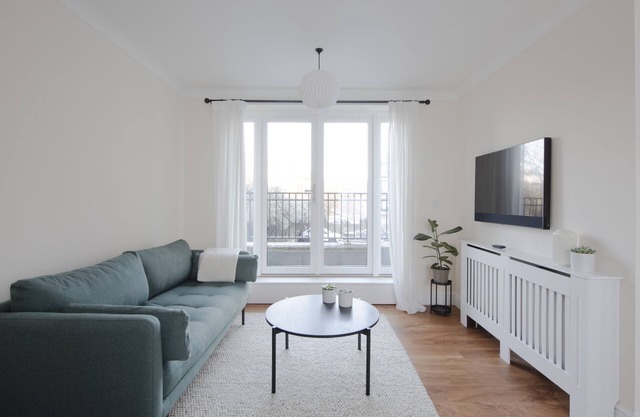 Modern Two bed townhouse in quite street