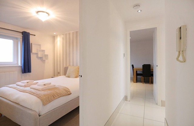 Modern two-bedroom apartment with excellent transport links to the city centre and beyond. Sleeps 4.