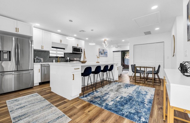 Modern Updated Home - Pet Friendly - 15 min or less to airport/beach/downtown