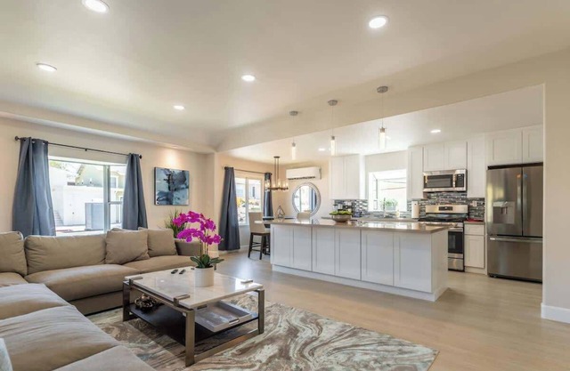 Modern upscale home, 2bd 2bth, Pr Patio, 1 Blk>Zoo