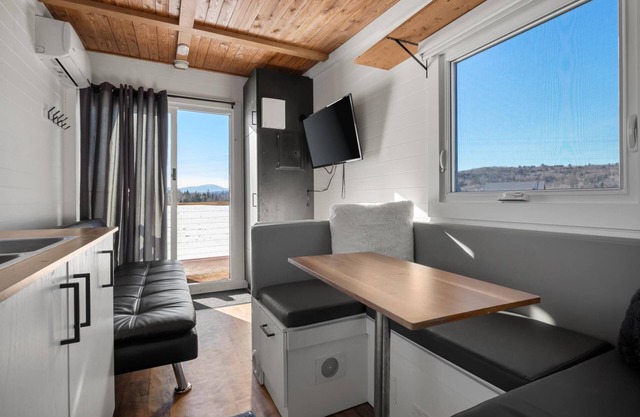 Modern & Upscale Tiny Home, Great Spot near Stowe