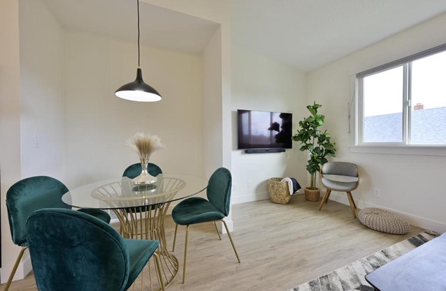 Modern Upstairs Loft - Newly Renovated!