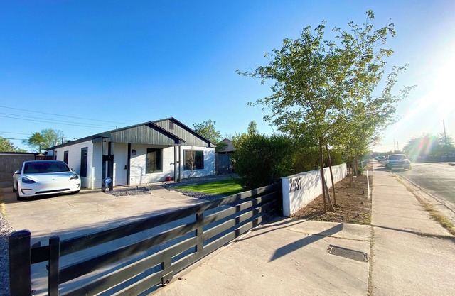 Modern Urban Oasis Conveniently Located near Downtown Phoenix.