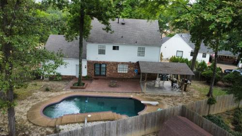 Modern Vast Southern Home with Pool Near Shops