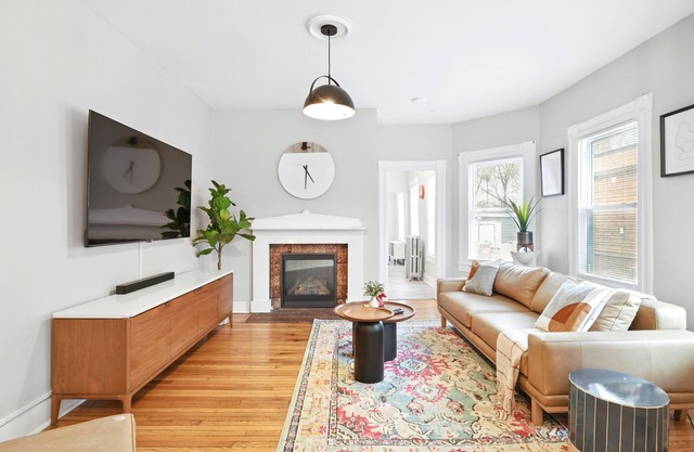 Modern Victorian 3BR 2BA Apt with Parking