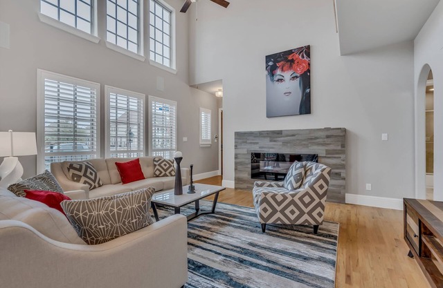Modern Villa <10 mins DFW Airport. Walk to Restaurants. Pet-Friendly.