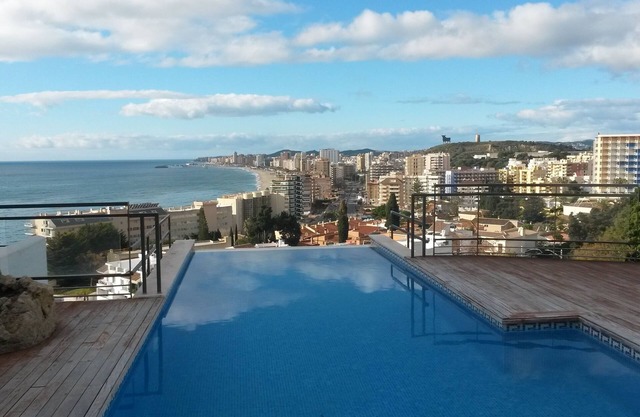 Modern villa, 5 minutes walking distance to beach and restaurants. Sea view