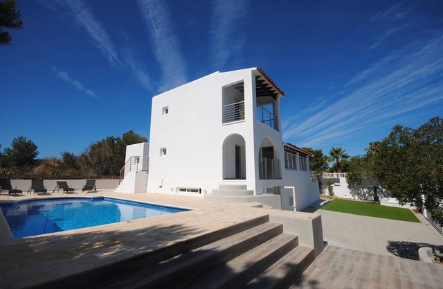 Modern Villa, Private Pool, close to the Beach & San Antonio Bay