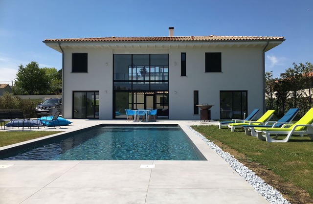 Modern villa with swimming pool, large terrace and pétanque court