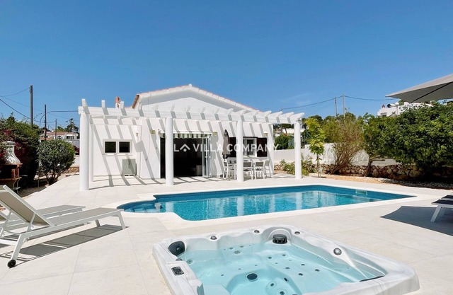 Modern villa with private pool, AC, WIFI, sleeps 6, 7 min to beach and centre
