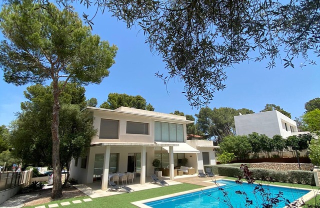 Modern villa with pool and sleeps 8