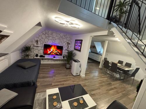 Moderne deluxe 3-Zi Eigentums- Maisonette-Wohnung IBM Bertrandt Mercedes