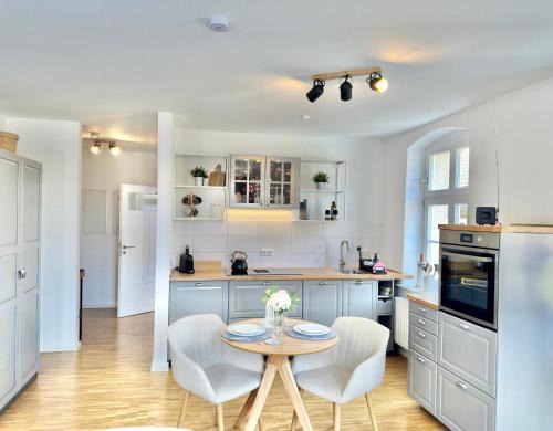 Modernes Appartement "ALTE MÄDCHENSCHULE", inkl Stellplatz, E-Bike Ladestation, Boxspringbett, Business, 2 Personen, gratis Kaffee und Tee, WLAN