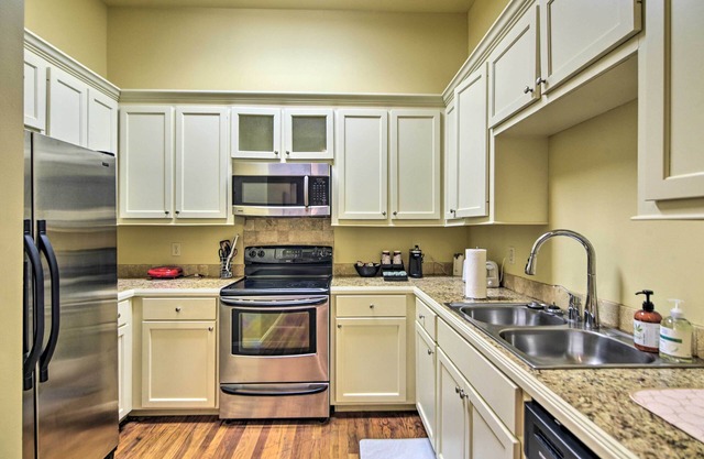 Modernized Downtown Condo w/Patio & Grill Access!