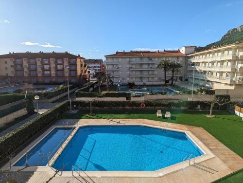 Moderno con piscina en LEstartit by Host&Joy