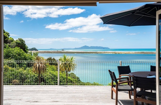 Moir Point Magic - 3 bedroom cottage in secluded bush setting with stunning estuary ocean views