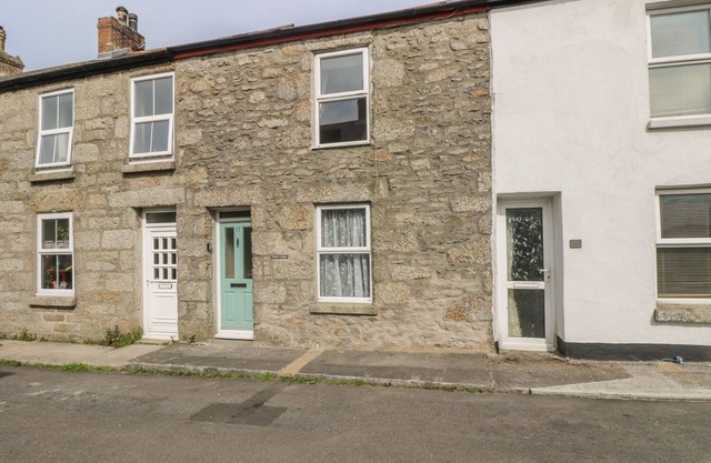 MOLLYS COTTAGE, pet friendly, country holiday cottage in St Just