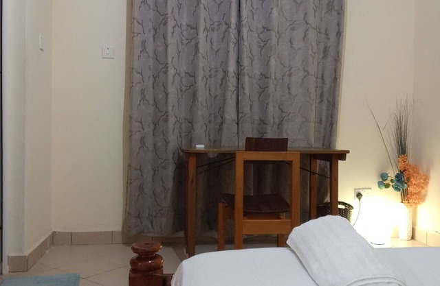 Mombasa Shanzu-Airbnb One Bedroom Fully furnished with AC. 5 mins walk to Beach